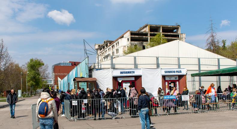 Des réfugiés attendent de pouvoir bénéficier d'un programme d'aide financière à Chisinau, l'un des huit sites d'enregistrement en Moldavie.