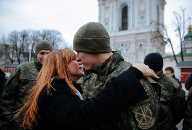Ceremonia pożegnania ochotników z batalionu św. Marii przed soborem św. Zofii w Kijowie. Stworzona przez Dmytro Korczyńskiego jednostka przyjmuje do swych szeregów wyłącznie chrześcijan.