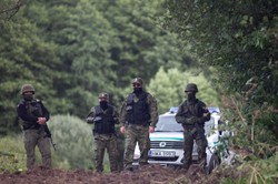 Żaryn: Białorusini przekazują migrantom w Usnarzu mundury