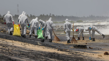 Na Sri Lance spłonął statek towarowy. Setki ton groźnych chemikaliów rozlały się na plaży