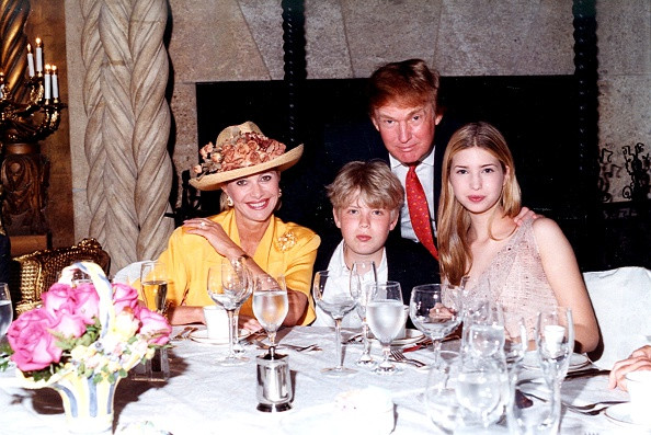 Ivana i Donald Trump, ich syn Eric i córka Ivanka, Palm Beach, Floryda, 1998 r.