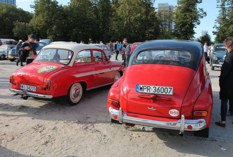 Zlot samochodów Warszawa i Syrena na Placu Defilad w Warszawie