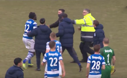 Kibice wtargnęli na boisko i pobili piłkarzy drużyny gości. Wśród nich był polski bramkarz