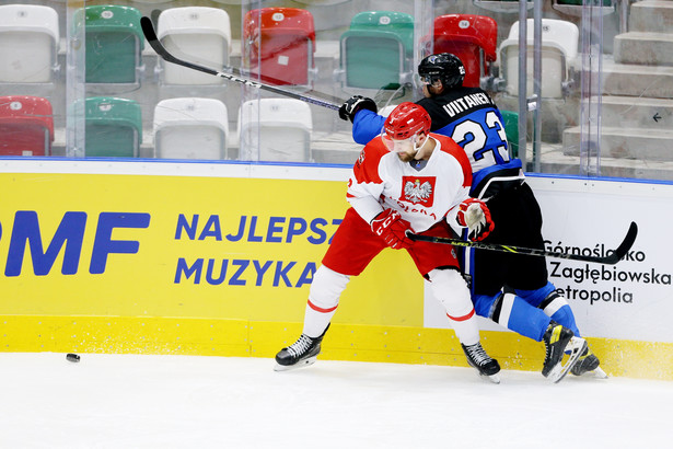 Polak Bartosz Ciura (L) i Marek Viitanen (P) z Estonii w pierwszym meczu hokejowego Turnieju o Puchar Niepodległości w Sosnowcu