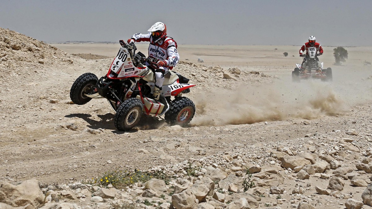 Pierwszy odcinek specjalny tegorocznego Sealine Cross-Country Rally pokazał jak zacięta będzie rywalizacja w stawce quadów. Przez większość dystansu czołowa czwórka z Rafałem Sonikiem i Kamilem Wiśniewskim jechała razem, zmieniając się na prowadzeniu. Ostatecznie najlepszy okazał się Mohamed Abu-Issa. Katarczyk nie uzyskał jednak znaczącej przewagi.