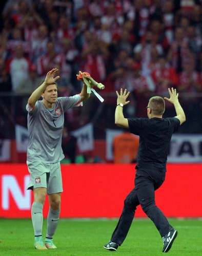 Szczęsny nie tylko zatrzymał Niemców. Ratował też kibica przed ochroniarzami