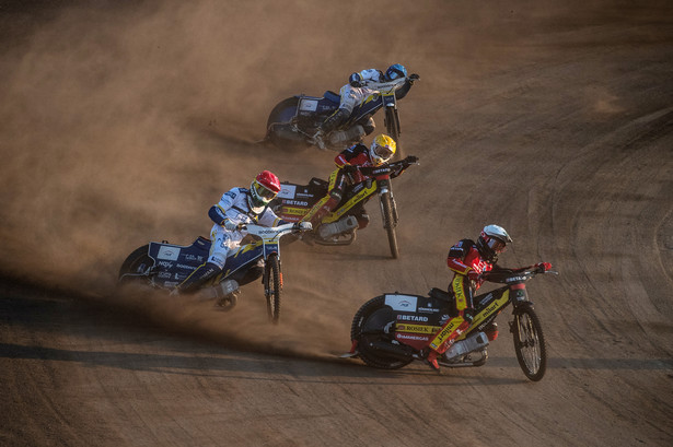 Zawodnicy Motoru Lublin Mikkel Michelsen (kask czerwony) i Maksym Drabik (niebieski) oraz Maciej Janowski (żółty) i Daniel Bewley (biały) z Betard Sparty Wrocław podczas meczu 7. kolejki żużlowej Ekstraligi