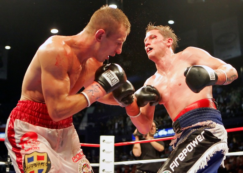 Mimo złamanego w sparingu nosa, Tomasz Adamek wszedł do ringu z Paulem Briggsem. Stał się pierwszym Polakiem, który został mistrzem federacji WBC w wadze półciężkiej