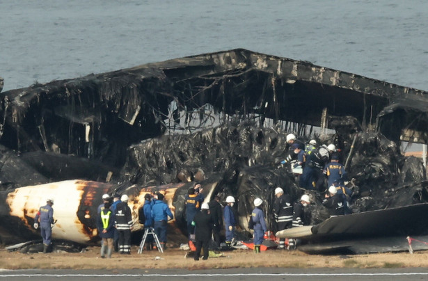 Wrak samolotu pasażerskiego Japan Airlines na lotnisku Tokio-Haneda