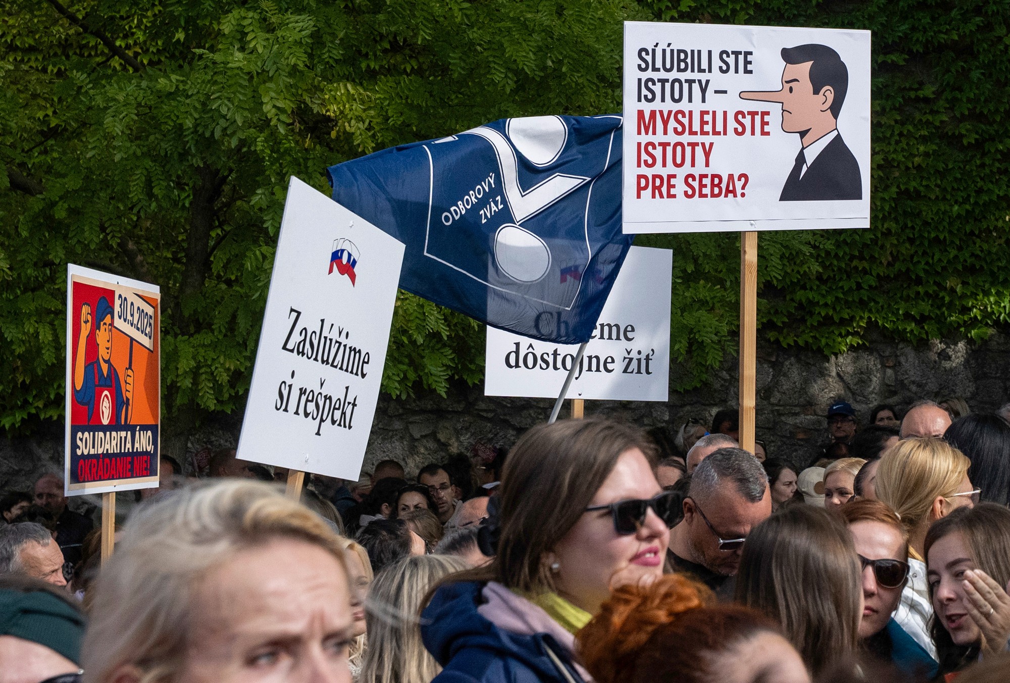 Pred budovou NR SR sa konalo 30. septembra 2025 protestné zhromaždenie Konfederácie odborových zväzov (KOZ) SR.