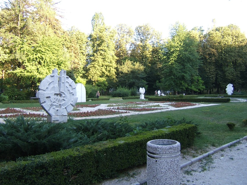 Pogled na park skulptura, u prvom planu skulptura Draga Trsara „Krug života“