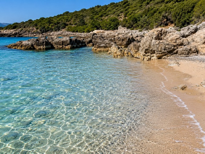 Žukovica je jedna od najlepših divljih plaža u Crnoj Gori, uvala koju bi svako voleo samo za sebe
