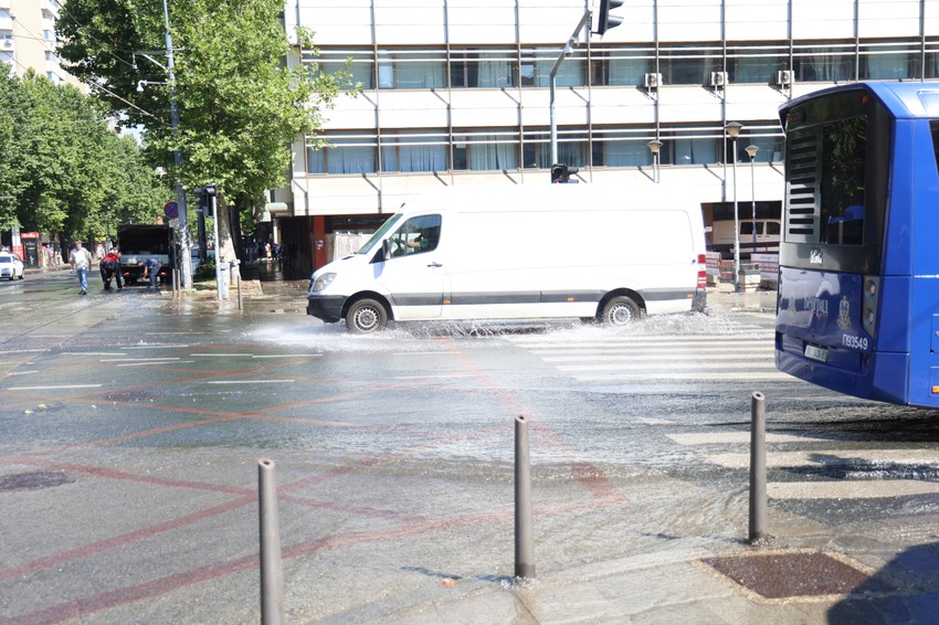 Pukla cev, poplavljena ulica