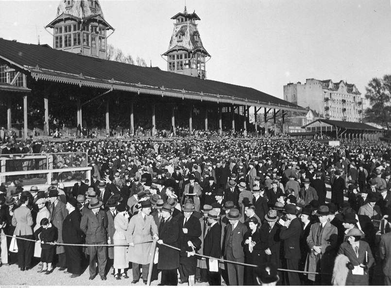 Kibice zgromadzeni na torze wyścigów konnych przed głównymi trybunami / 1936 rok