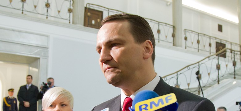 Sikorski, Arłukowicz i Neumann jeździli prywatnymi autami za sejmowe pieniądze. PO nie widzi problemu