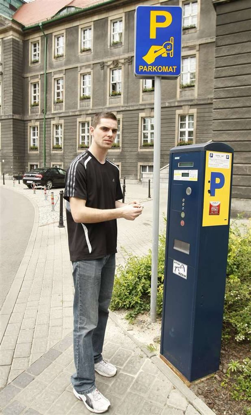 Urząd miasta zrobił sobie parking