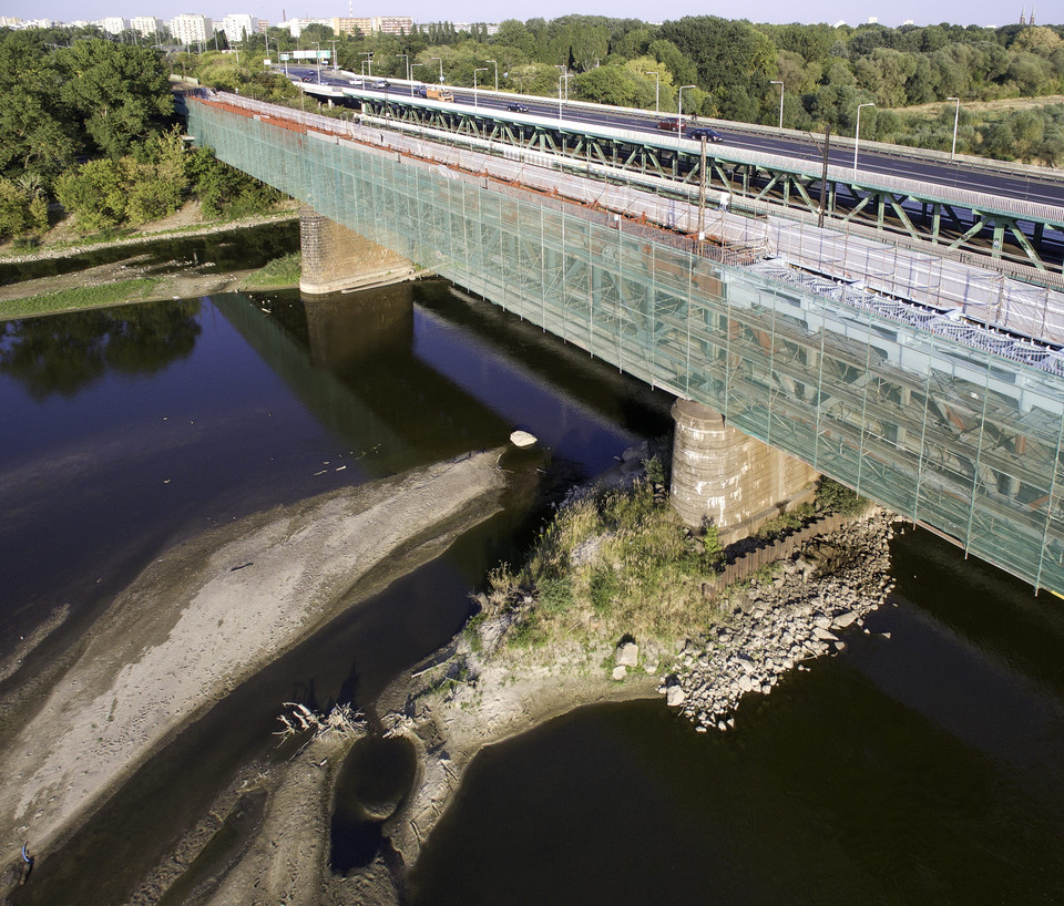 Niski poziom wody w Wiśle odsłonił podpory Mostu Gdańskiego