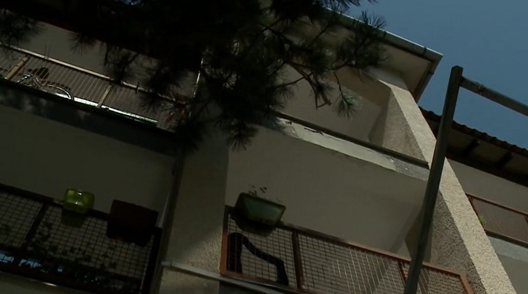 Dohányzás közben zuhant a mélybe két fiatal, akik nekidőltek vaskorlátnak dőltek egy pesterzsébeti lakásnál/ Fotó: TV2