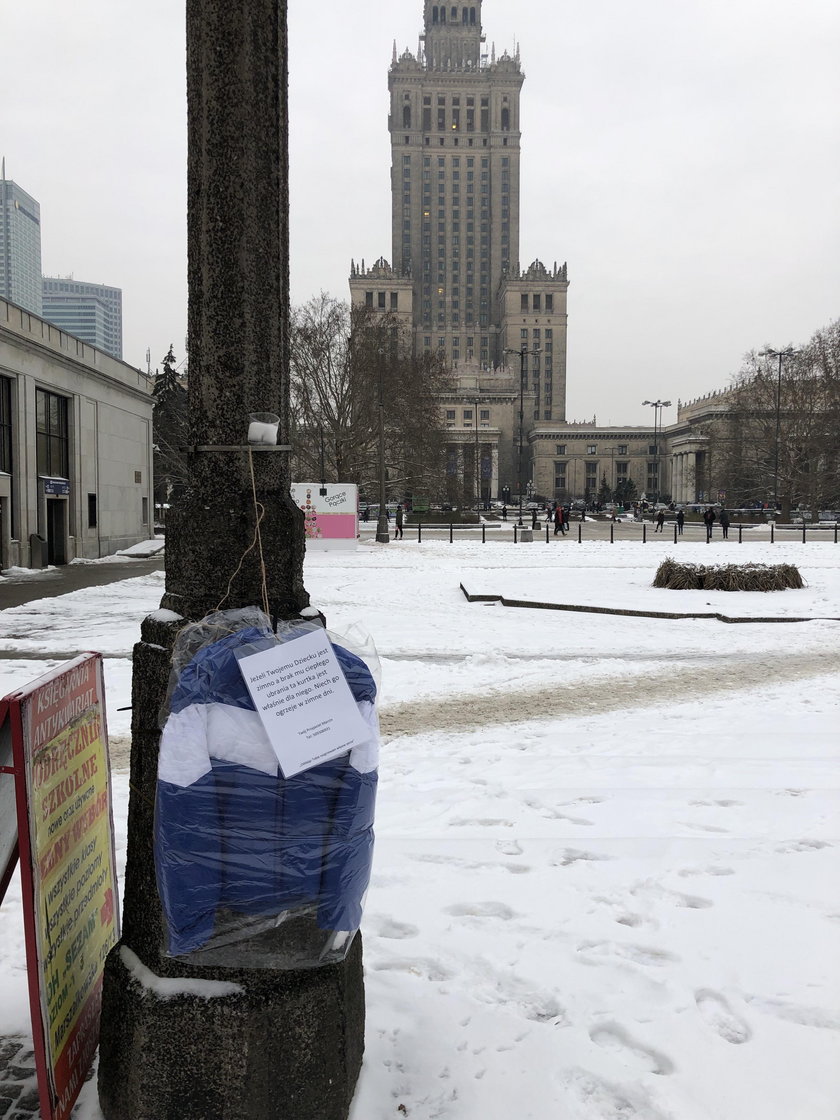 Niezwykła akcja w Warszawie. Wywiesił na ulicach kurtki. Chce pomóc