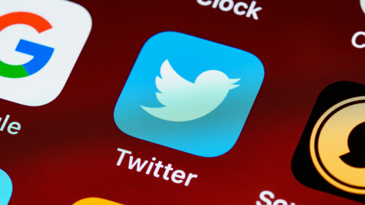 Rządy na całym świecie naciskają na wielkie firmy technologiczne, by przestrzegały lokalnych przepisów dotyczących dostępu do informacji o użytkownikach. Jednak Twitter ujawnił właśnie, że większość próśb o takie dane pochodzi z kraju, gdzie Twitter się mieści.