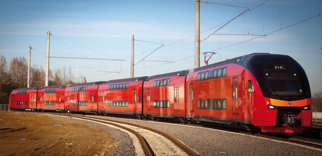 Rosyjskie zamówienie obejmuje 25 pojazdów Kiss, z czego 9 jest sześciowagonowych, a 16 składów w wersji czterowagonowej. Do dyspozycji pasażerów są przedziały biznesowe i ekonomiczne. W środku każdy ma 84 fotele pierwszej klasy i - w zależności od liczby członów - 312 albo 616 miejsc klasy drugiej. Wnętrza są w pełni klimatyzowane. Pojazdy zostały wyposażone w system multimedialny z wyświetlaczami full HD. Posiadają system monitoringu (w sumie 64 kamery: wewnątrz i na zewnątrz). Do dyspozycji pasażerów będzie darmowe WIFi.