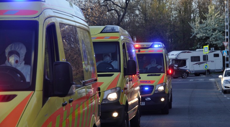 Mentők várakoznak a Korányi Pulmonológiai Intézet bejáratánál.