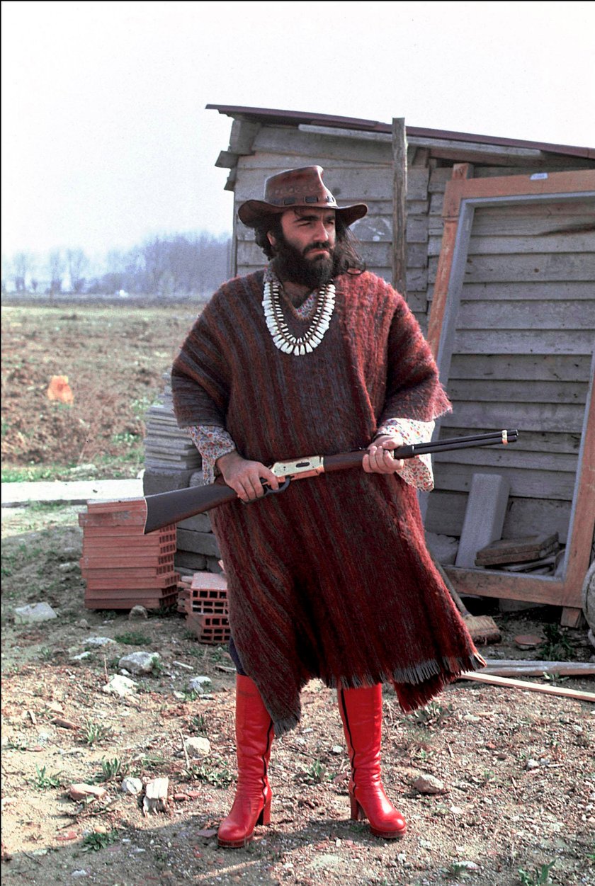 Demis Roussos ze strzelbą