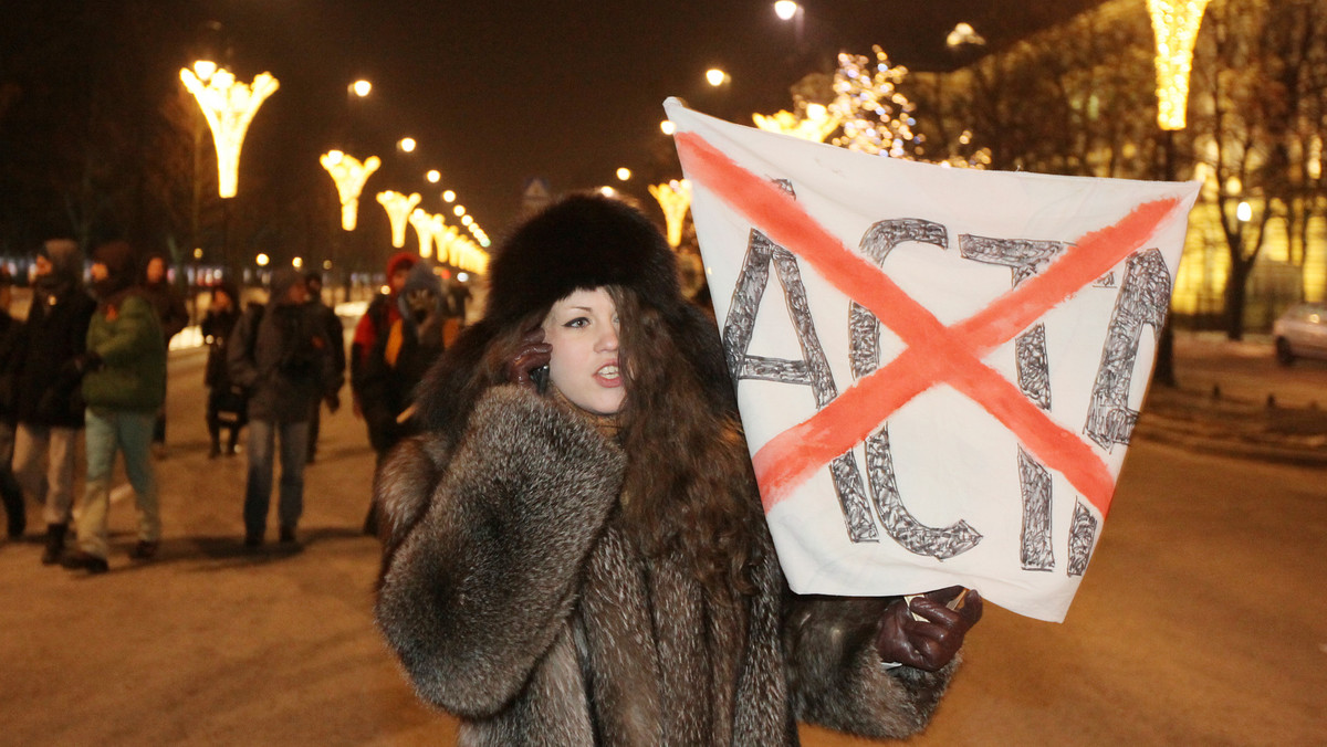 Zdaniem Janusza Piechocińskiego (PSL) mechanizmy zapisane w ACTA "mogą być dramatycznie uderzające w rynki wschodzące, z polskim na czele". W programie "Rozmowa bardzo polityczna" w TVN 24 politycy z PO, Ruchu Palikota, Solidarnej Polski i PSL dyskutowali nad wprowadzeniem umowy, która wzbudziła mnóstwo kontrowersji w kraju.