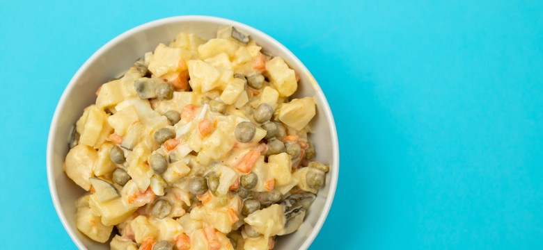 Zamiast nudnej jarzynowej, podaj tę sałatkę. Przepis siostry Anastazji