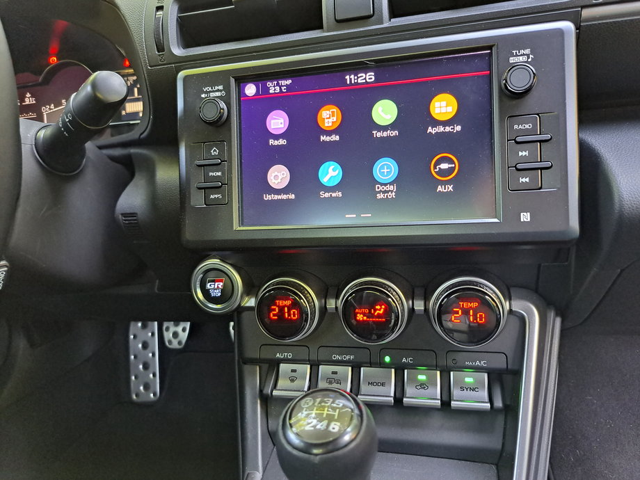 Toyota GR86 ma na pokładzie system multimedialny, który nie należy do tych najnowocześniejszych. Ale spełnia swoją rolę, tym bardziej że mamy możliwość podłączenie smartfona. Warto z niej skorzystać
