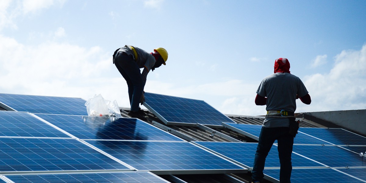 Paneli na dachach domów w Polsce coraz więcej, ale w lipcu się nie popisały, produkując mniej energii niż w chłodniejszym czerwcu. Okazuje się, że upały przeszkadzają. I nie tylko one.