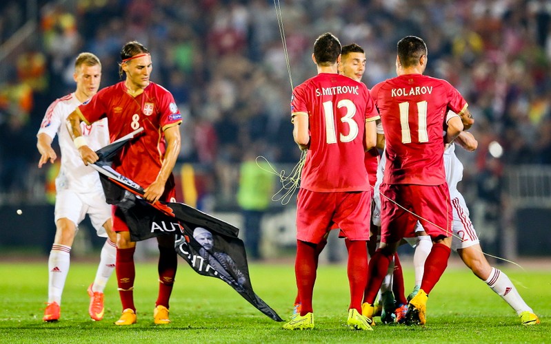 Skandal na meczu w Belgradzie. Zdalnie sterowany obiekt latający z flagą wywołał awanturę