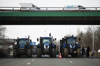 Francuscy rolnicy blokują drogi. Domagają się większej pomocy rządu