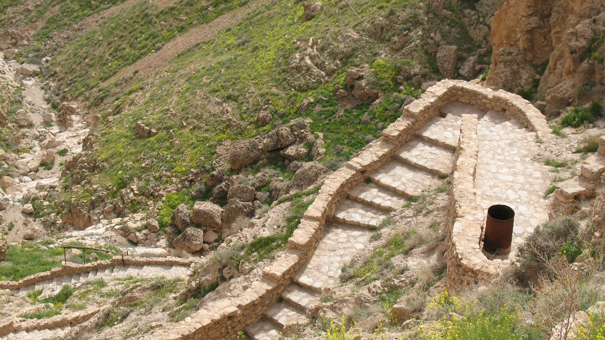 Mar Musa to surowy monastyr w górach zachodniej Syrii, gdzie w skalnej ciszy, osobistej modlitwie, przy karmieniu kóz, łuskaniu fasoli i myciu garów spieraliśmy się na temat tego czy/jak/dlaczego istnieje coś takiego jak Bóg?