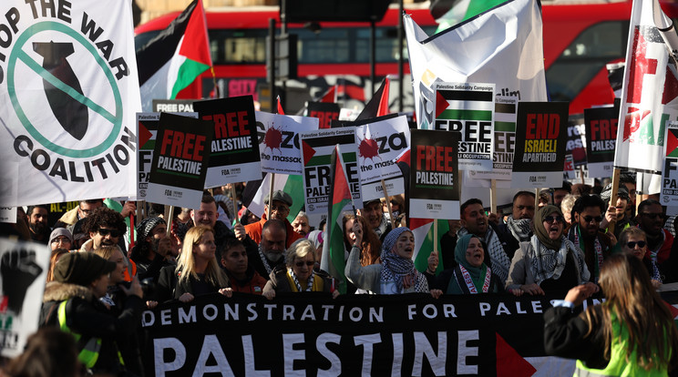 Emberek a Palesztin-párti felvonuláson Londonban / Fotó: MTI / EPA / Andy Rain
