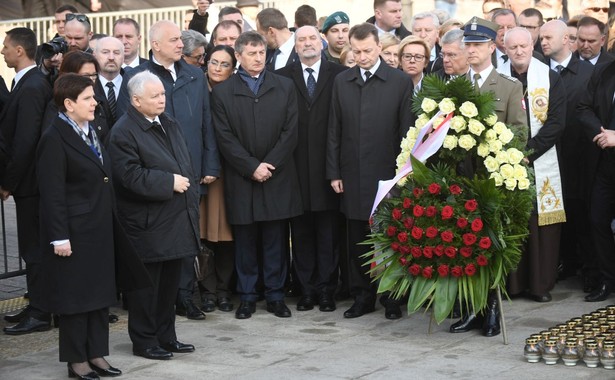 Beata Szydło i Jarosław Kaczyński przed Pałacem Prezydenckim