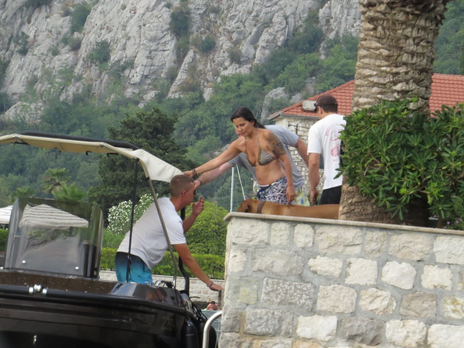 Elena Karić ispratila sina na aerodrom u Tivtu