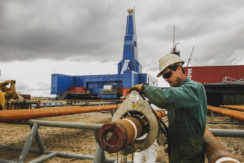 Un trabajador en una plataforma petrolera en Sakhalin