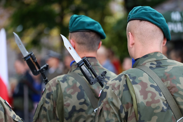 Mundurowi emeryci mogą dorabiać. Jak wyglądają te możliwości oraz kiedy mogą stracić część świadczenia?