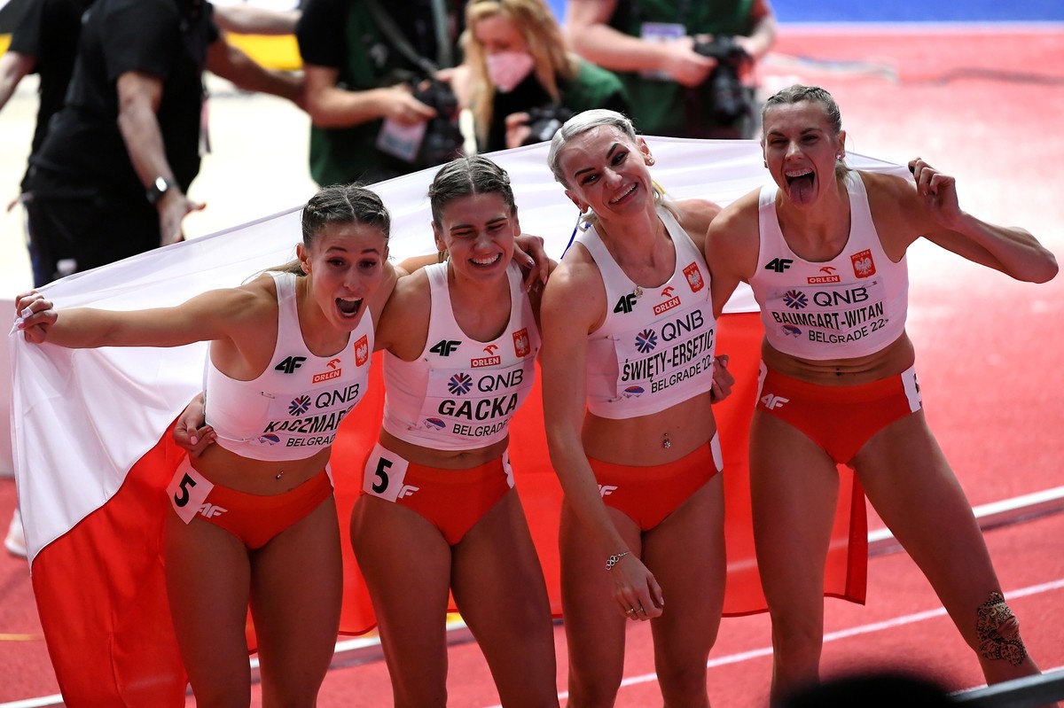 Polki (od lewej): Natalia Kaczmarek, Kinga Gacka, Justyna Święty-Ersetic i Iga Baumgart-Witan, cieszą się po finałowym biegu sztafet 4x400 m podczas halowych mistrzostw świata w lekkiej atletyce w Belgradzie