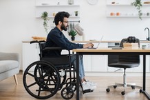 Pracownik z niepełnosprawnością w 2026 roku. Tych praw twój pracodawca musi przestrzegać