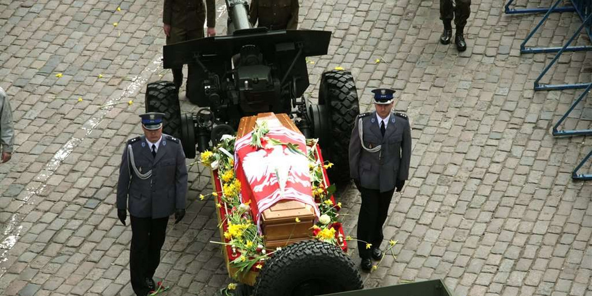 Punktualnie o 13.30 przed Belwederem rozpoczęły się uroczystości pogrzebowe ostatniego polskiego prezydenta na uchodźstwie Ryszarda Kaczorowskiego