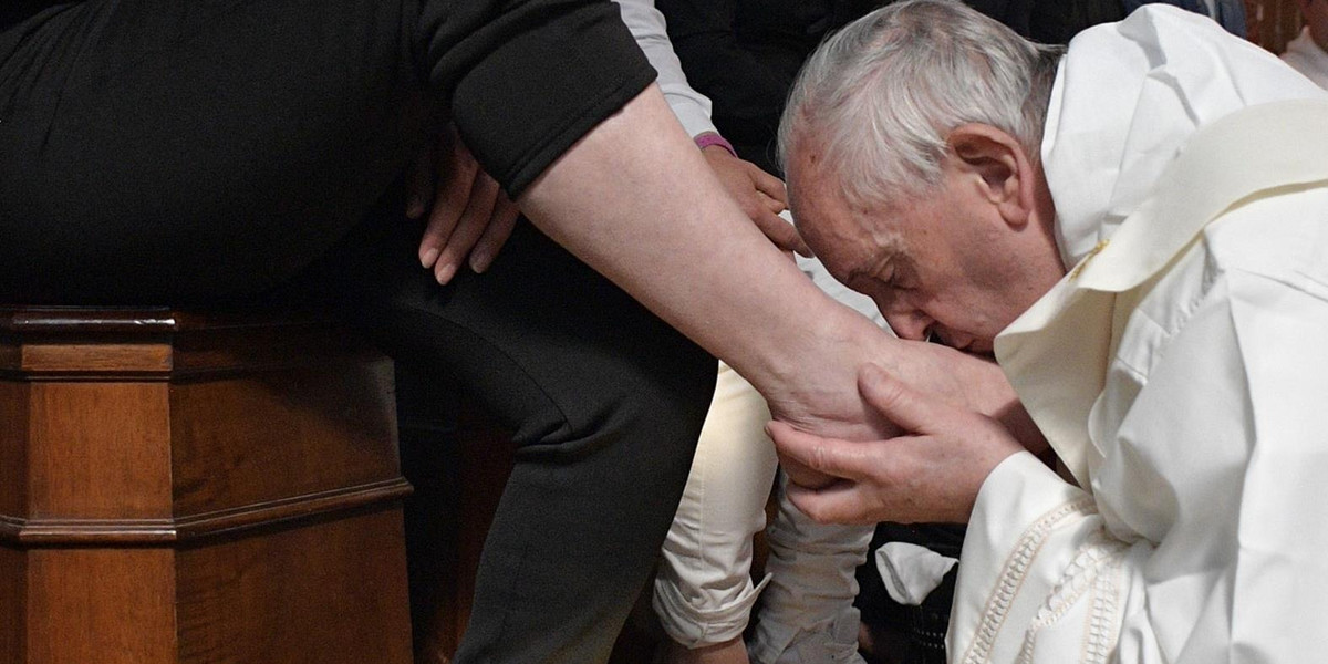 W 2017 roku papież Franciszek umył nogi trzem kobietom