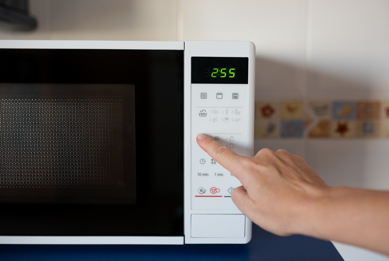 Zakrývanie vetracích otvorov mikrovlnky vecami riskuje jej prehriatie, poškodenie elektroniky alebo dokonca požiar.