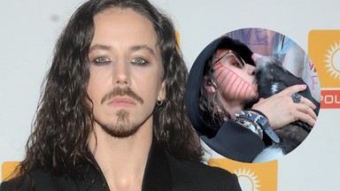 Michał Szpak całuje się na tle plakatów "Vogue'a" zniszczonych przez homofoba. "Miłość jest miłością"