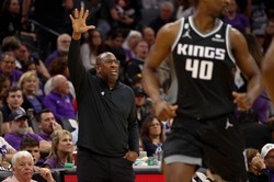Mike Brown trenerem roku w NBA. Kings po 17. latach awansowali do play-off