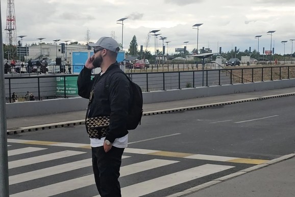 PEVAČ ZAVRŠIO U BOLNICI, PRIKLJUČEN NA INFUZIJU Potražio lekarsku pomoć, pa objavom zabrinuo mnoge