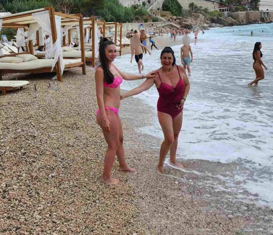 Saška Karan pozira sa ćerkom u kupaćem