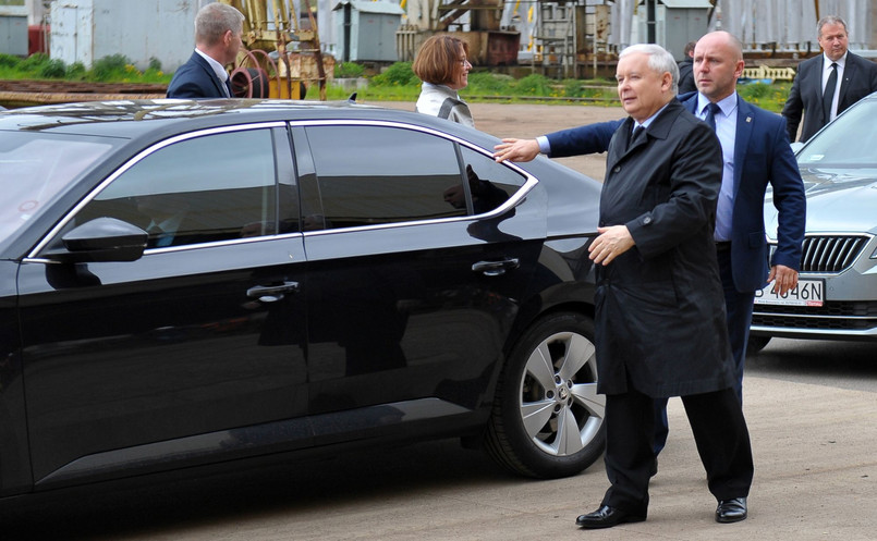 Jarosław Kaczyński w drodze do samochodu