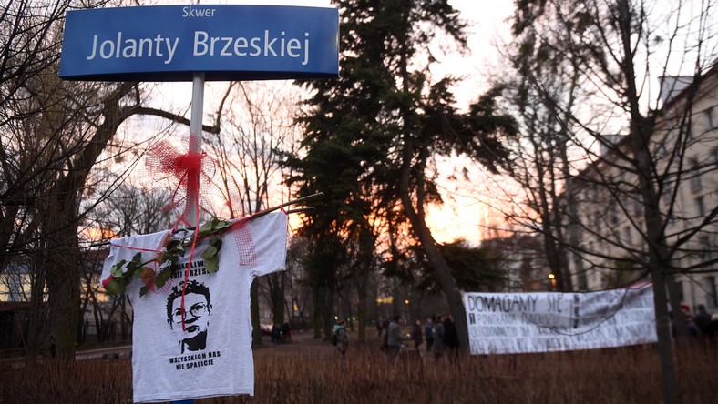 Uroczystość otwarcia Skweru im. Jolanty Brzeskiej. Uczczono w ten sposób 6 rocznicę zabójstwa Jolanty Brzeskiej